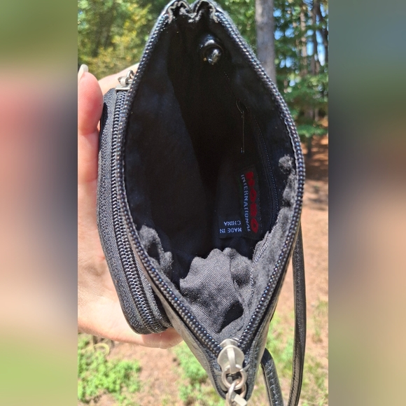 Vintage Hobo International Black Smooth Leather Small Crossbody Travel Bag - Picture 9 of 11